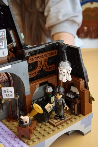 chambre-mercredi-addams-et-enedi-tim-burton-set-lego-3