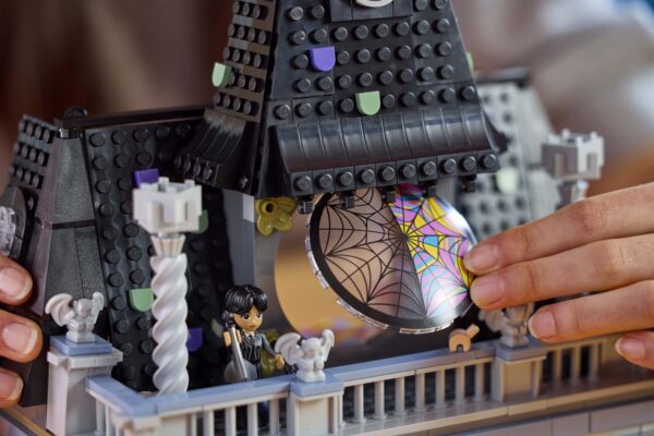 chambre-mercredi-addams-et-enedi-tim-burton-set-lego-4