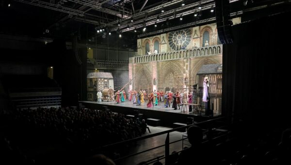 notre-dame-de-paris-le-spectacle-la-dame-de-pierre-rendant-hommage-a-la-cathedrale-4